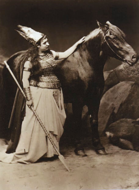 Amalia Materna, the first Bayreuth Brünnhilde with Cocotte, the first Bayreuth Grane ⓒ Joseph Albert