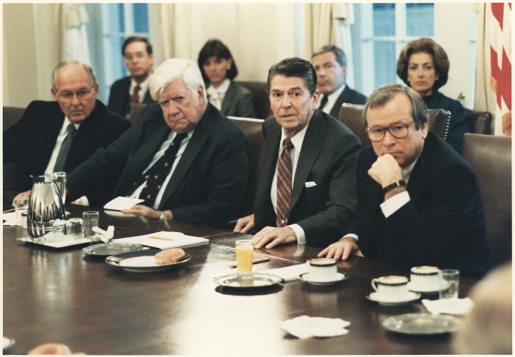 Photograph_of_President_Reagan_meeting_with_Congress_on_the_invasion_of_Grenada_in_the_cabinet_room_-_NARA_-_198539 (1)