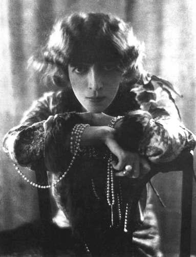 Pearls_with_Luisa_Casati_by_Adolf_de_Meyer_1912